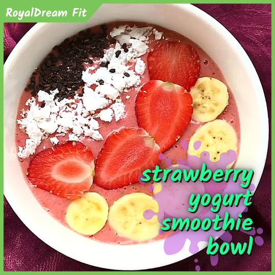 Try this creamy and delicious smoothie bowl with strawberries and yogurt!